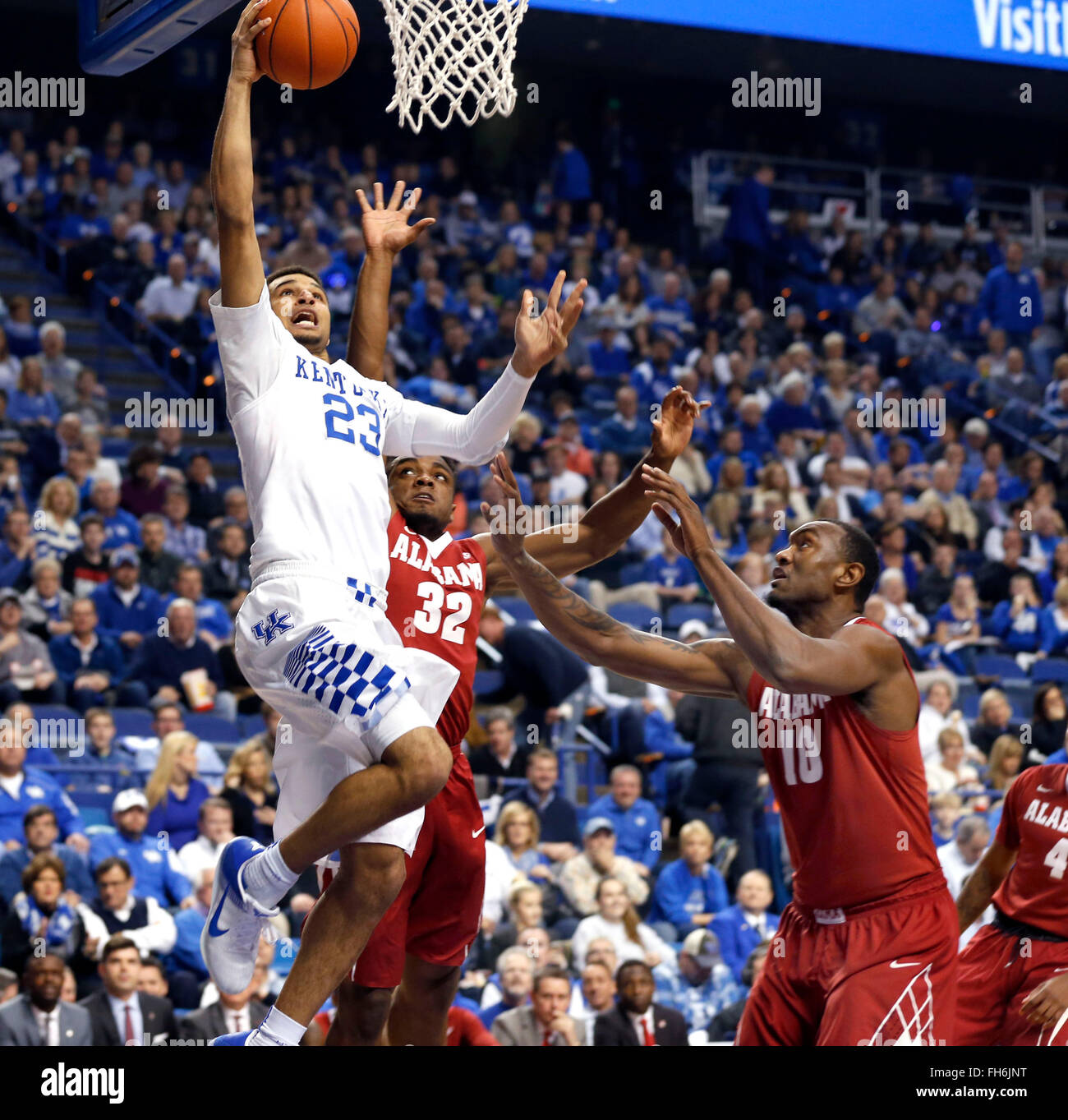 Lexington, Kentucky, USA. Feb 23, 2016. Kentucky Wildcats guard Jamal Murray (23) a marqué sur l'Alabama Crimson Tide guard Retin Obasohan (32) et de l'Alabama Crimson Tide de l'avant Jimmie Taylor (10) comme l'Université du Kentucky a joué l'Université de l'Alabama à Rupp Arena de Lexington, KY., le mardi 23 février 2016. C'est premier semestre d'action de basket-ball de Mens. © Lexington Herald-Leader/ZUMA/Alamy Fil Live News Banque D'Images