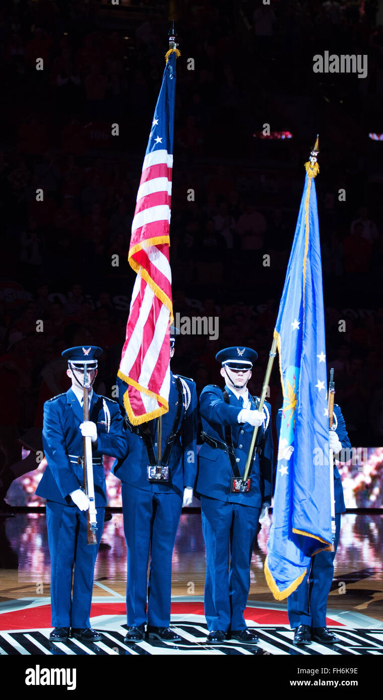 Columbus, Ohio, USA. Feb 23, 2016. L'armée de l'Air Guard est de l'attention comme l'hymne national est joué à Columbus, Ohio. Brent Clark/CSM/Alamy Live News Banque D'Images