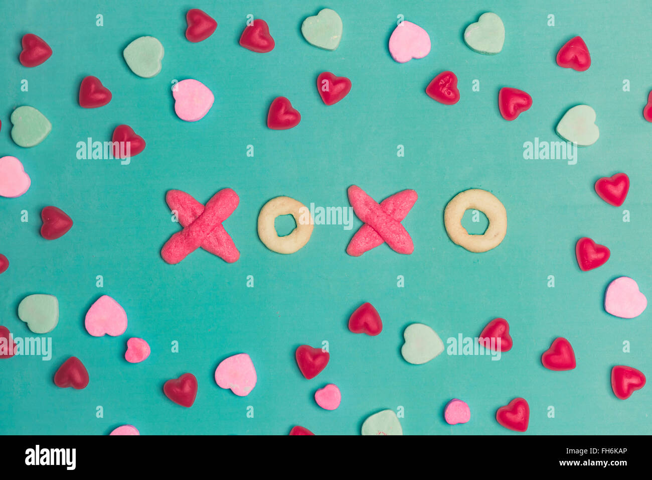 Valentine's Day XOXO Typographie Cookies et Conversation Cœur sur fond vert Banque D'Images
