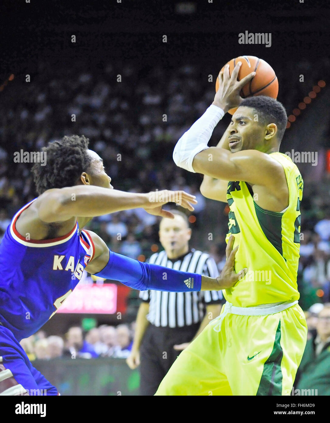 23 février 2016 : Baylor Al Freeman (à droite) ressemble à transmettre à un coéquipier ouvert pendant la seconde moitié d'un match de basket-ball de NCAA college entre le Kansas Jayhawks et Baylor Bears au centre de Will Ferrell. Le Kansas a gagné 66-60. McAfee Austin/CSM Banque D'Images