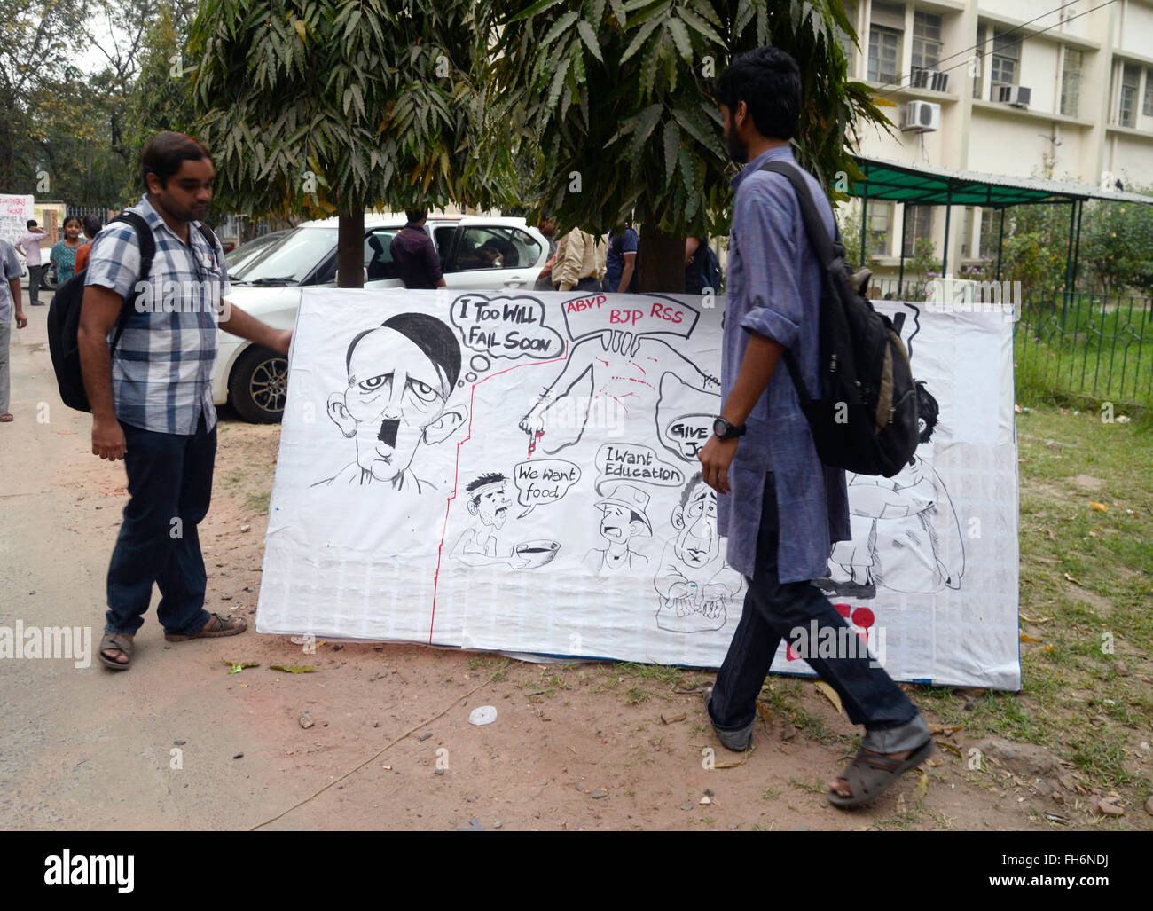 Kolkata, Inde. Feb 23, 2016. Forum pour l'étudiant en Arts de l'Université Jadavpur a organisé un rallye flambeau sous une même bannière, sans drapeaux de l'organisation de favoriser et consolider l'une plus grande unité et la consolidation de la démocratie contre l'extension du campus fasciste. © Saikat Paul/Pacific Press/Alamy Live News Banque D'Images