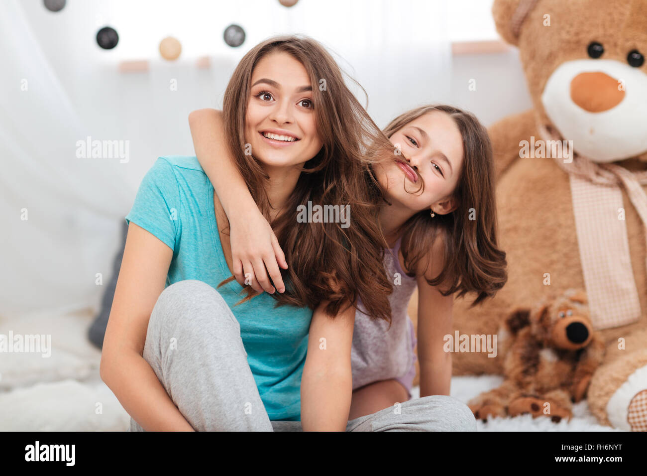Deux sœurs mignon drôle de jeu et le plaisir d'enfants pièce ensemble Banque D'Images