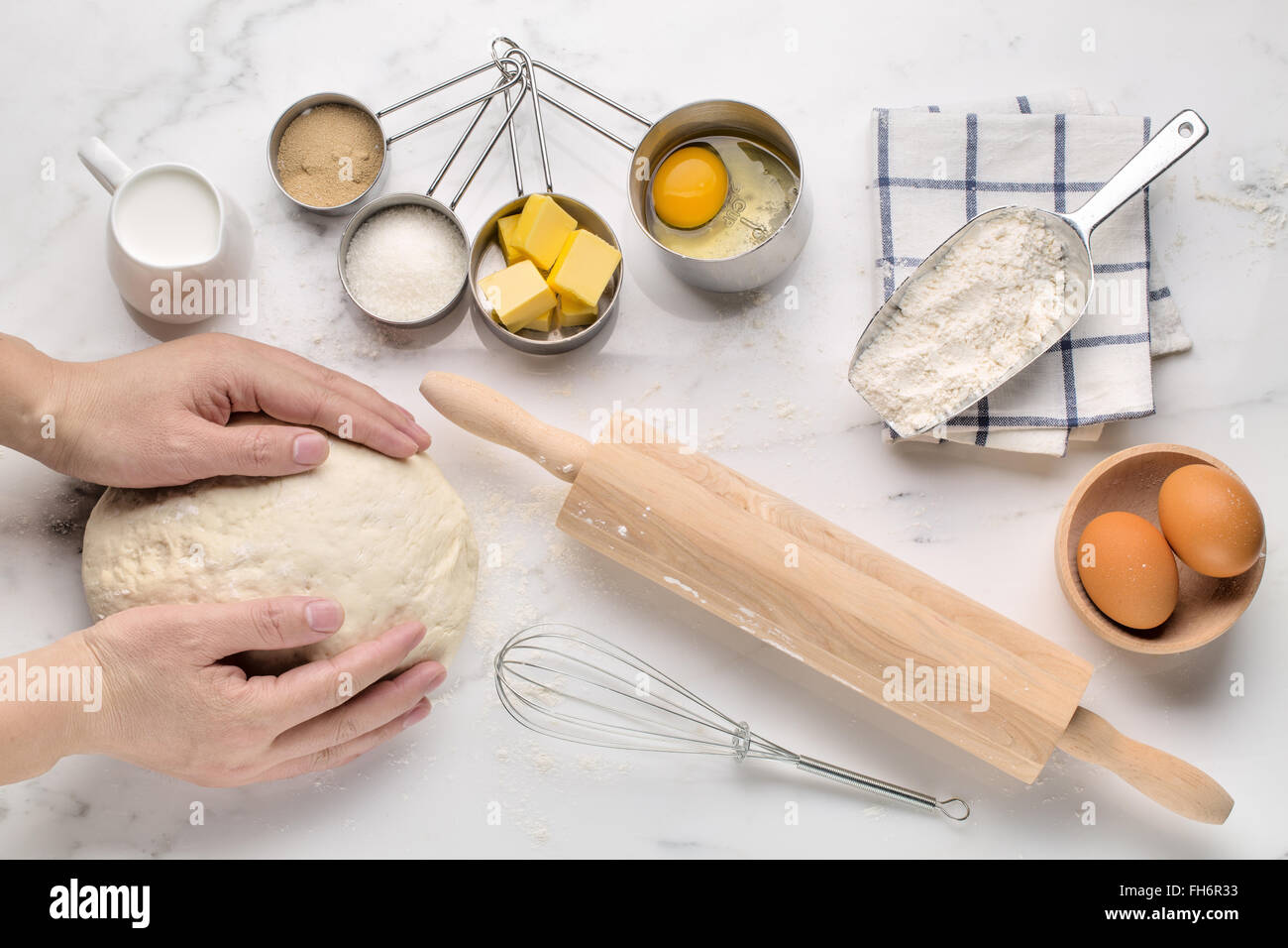 La cuisson des gâteaux, recette de pâte à modeler ingrédients (oeufs, farine, lait, beurre, sucre) sur le tableau blanc. Banque D'Images