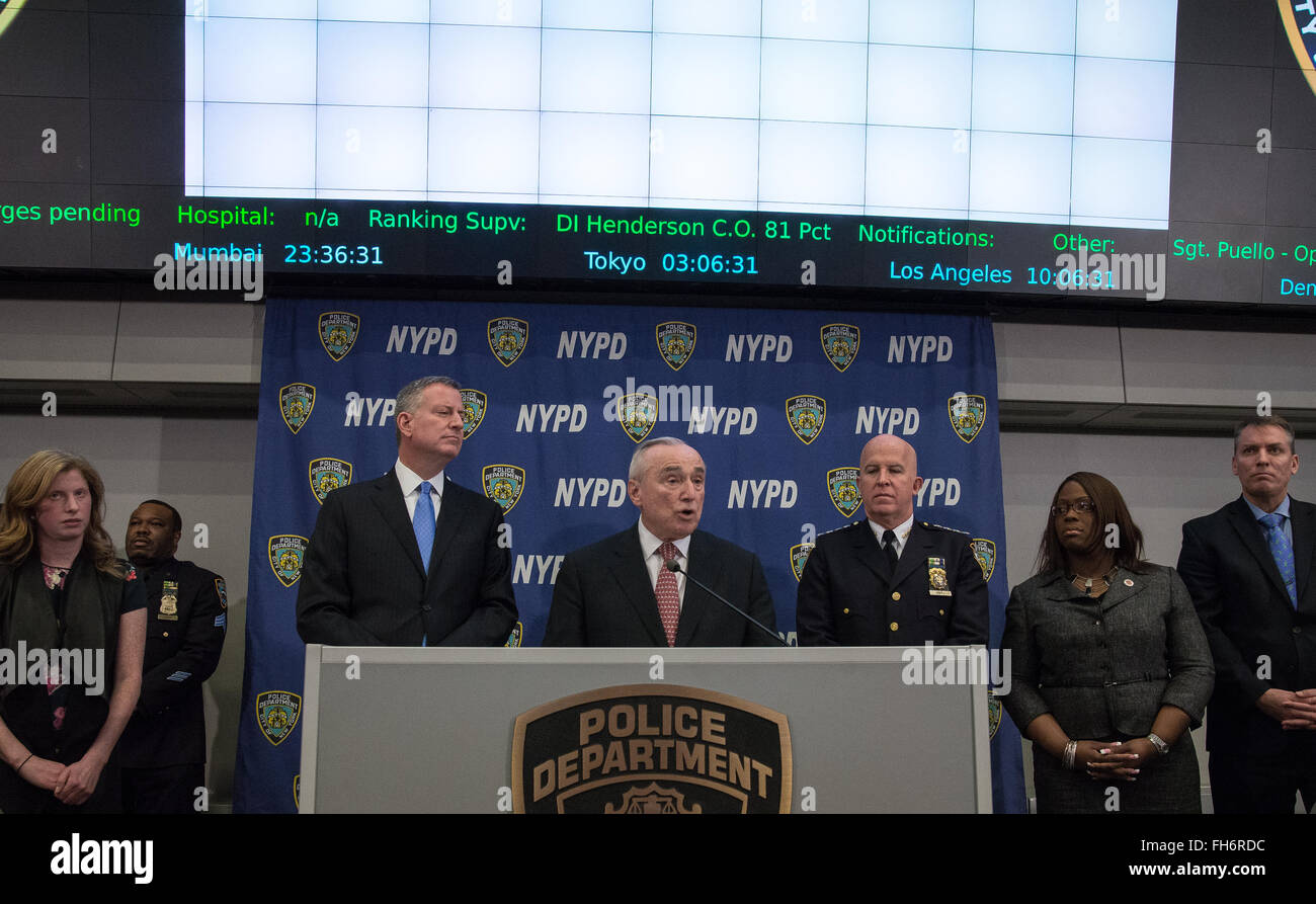 New York, États-Unis. Feb 23, 2016. Bratton commissaire flanqué de maire de Blasio (à gauche) et chef de l'O'Neill (à droite) offre son discours d'ouverture. NYC Maire Bill De Blasio et commissaire de police William Bratton a tenu un point de presse à une police Plaza, le quartier général de la police de New York, d'annoncer le lancement de '2.0' CompStat, un nouveau système pour les deux partageant publiquement des données sur la criminalité et l'activation de l'accélération de la distribution des ressources d'information de la police vital entre les agents sur le terrain. Credit : Albin Lohr-Jones/Pacific Press/Alamy Live News Banque D'Images