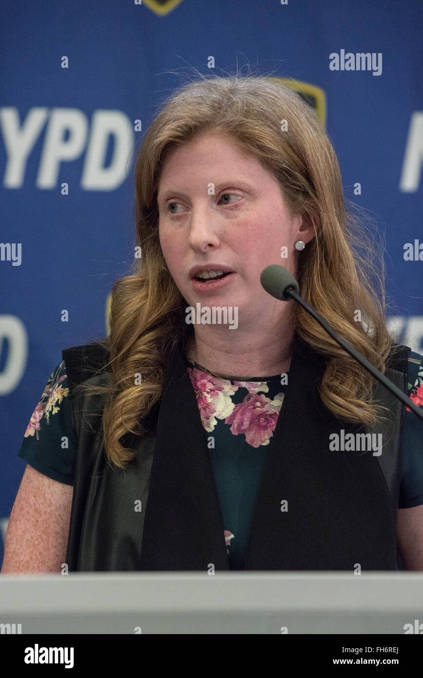 New York, États-Unis. Feb 23, 2016. Sous-commissaire de la police de la technologie de l'information Jessica Tisch parle à la presse. NYC Maire Bill De Blasio et commissaire de police William Bratton a tenu un point de presse à une police Plaza, le quartier général de la police de New York, d'annoncer le lancement de '2.0' CompStat, un nouveau système pour les deux partageant publiquement des données sur la criminalité et l'activation de l'accélération de la distribution des ressources d'information de la police vital entre les agents sur le terrain. Credit : Albin Lohr-Jones/Pacific Press/Alamy Live News Banque D'Images