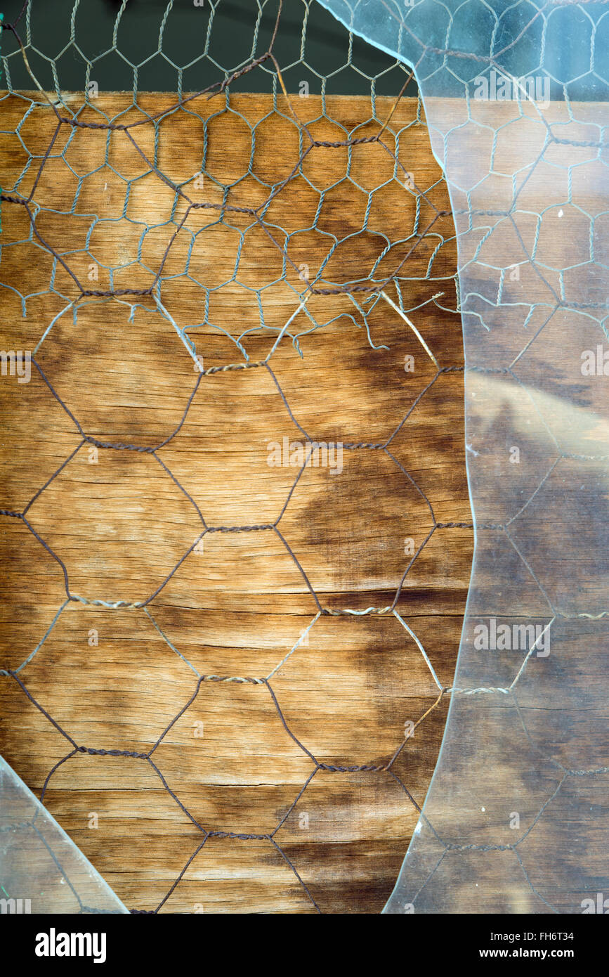 Vieux fêlé et fenêtre brisée dans un bâtiment abandonné Banque D'Images