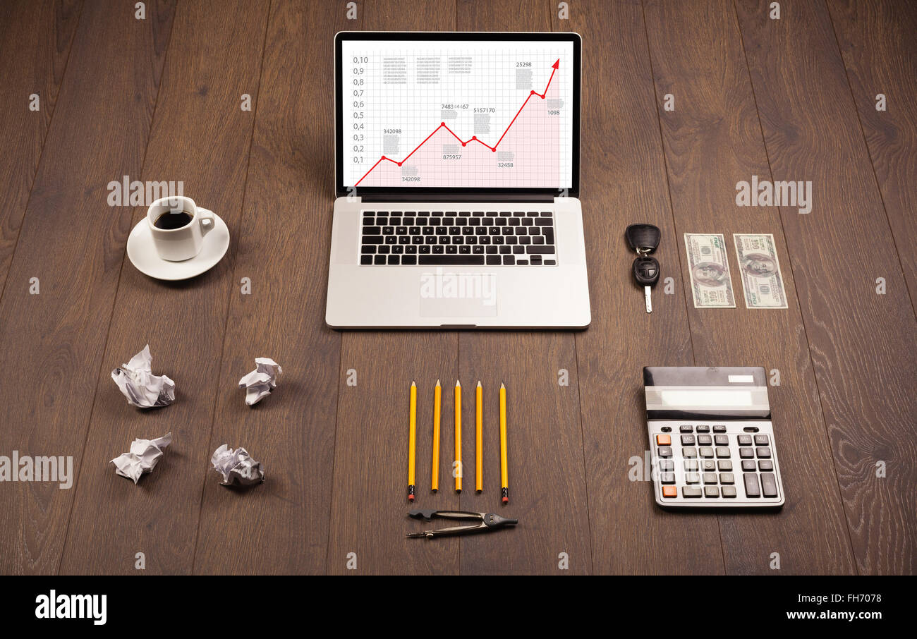 Bureau informatique avec ordinateur portable et flèche rouge dans l ...