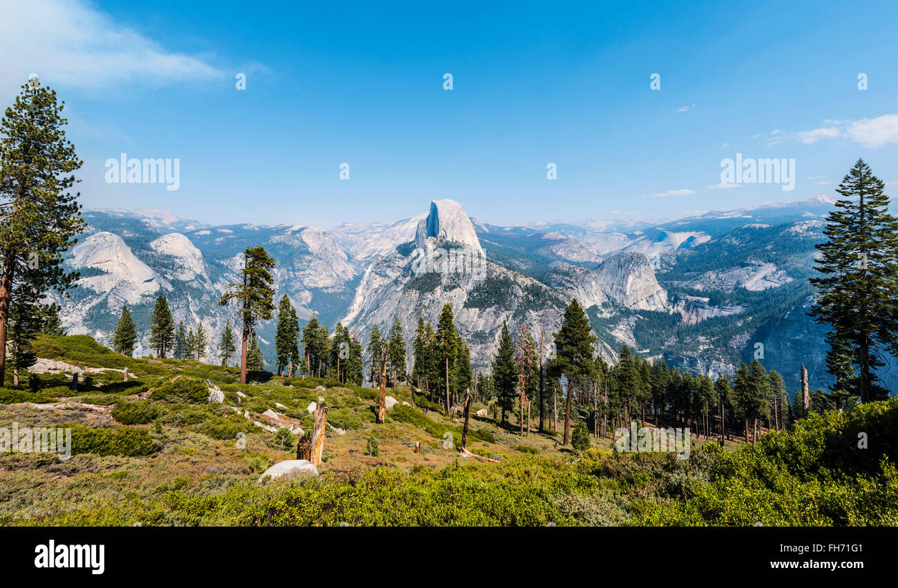 Voir en vallée de Yosemite, demi-dôme, Yosemite National Park, California, USA Banque D'Images