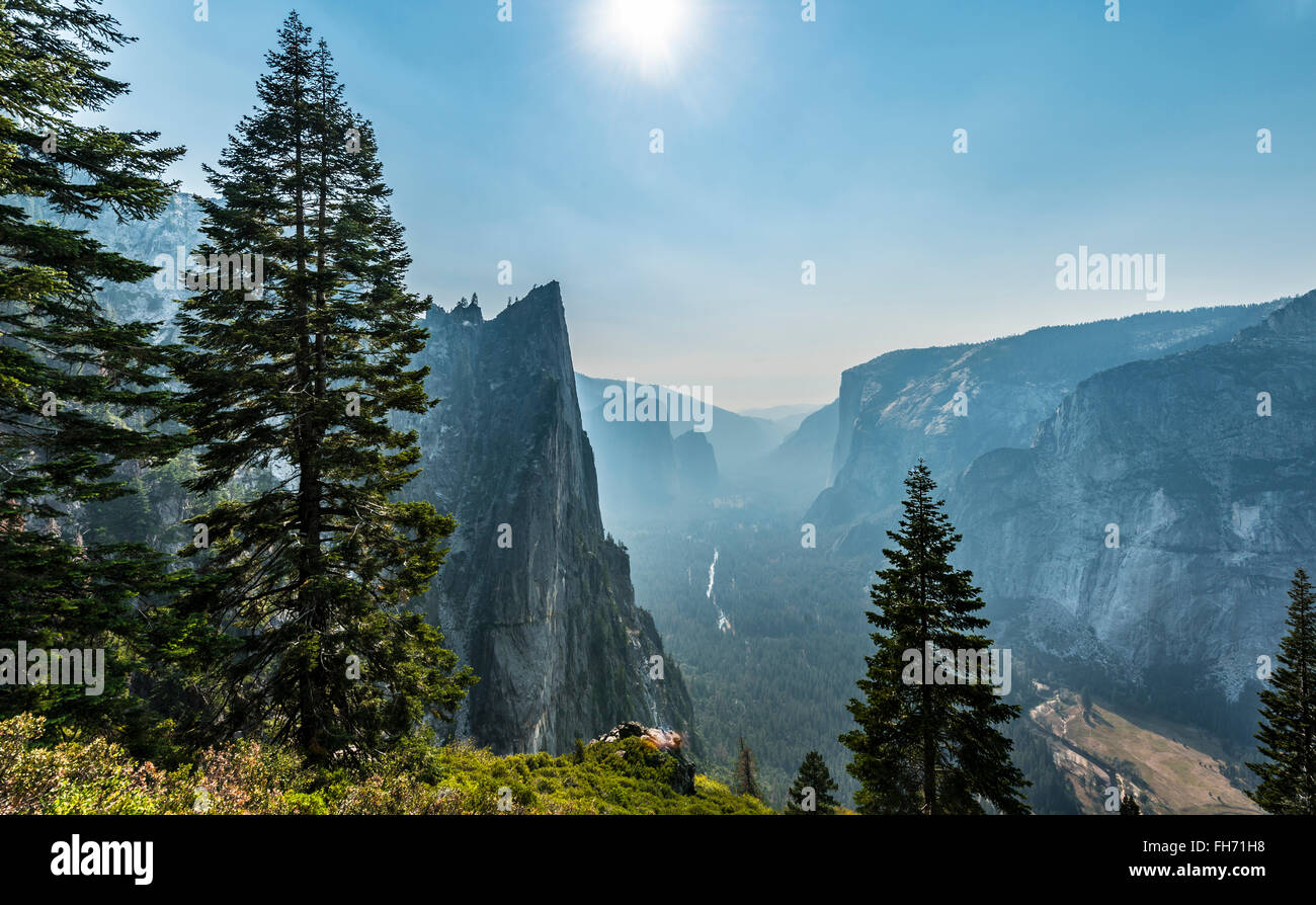 Voir dans la vallée de Yosemite, le Taft Point, El Capitan, Yosemite National Park, California, USA Banque D'Images