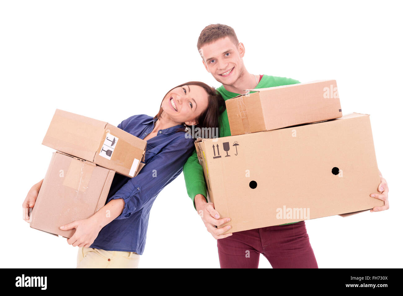 Un jeune couple habillé en passant des boîtes en carton. Peut-être passer à un nouvel appartement ou maison ensemble. Banque D'Images