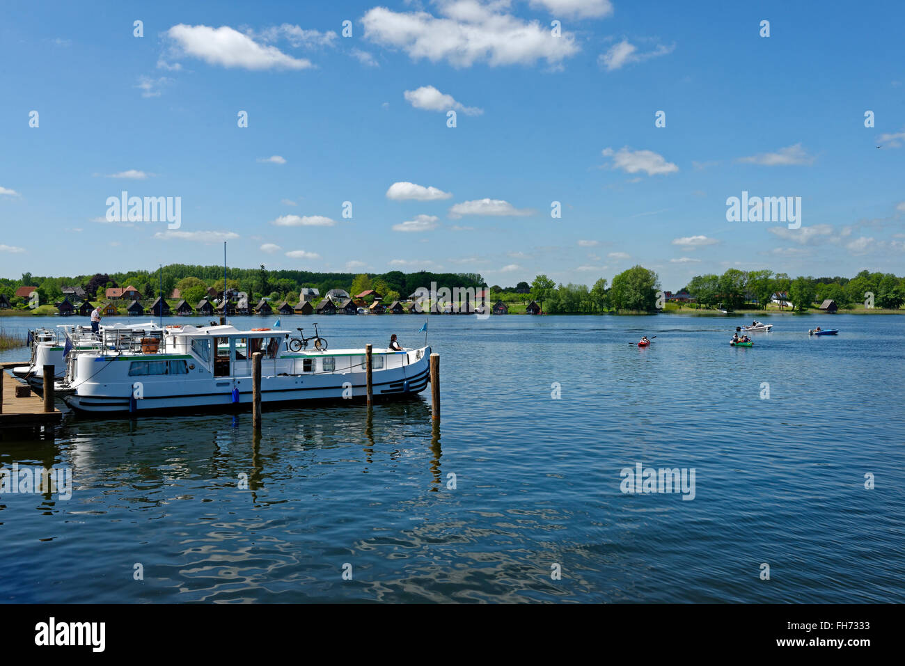 Péniches sur le lac Mirow, Mirow, Rügen, Mecklembourg-Poméranie-Occidentale, Allemagne Banque D'Images