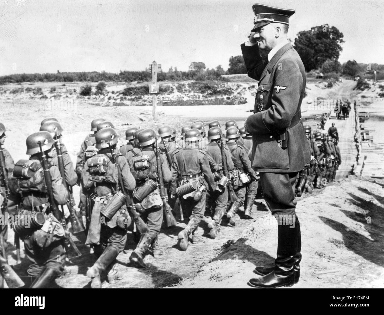 Les troupes d'Adolf Hitler l'examen - La propagande nazie allemande - WWII Banque D'Images