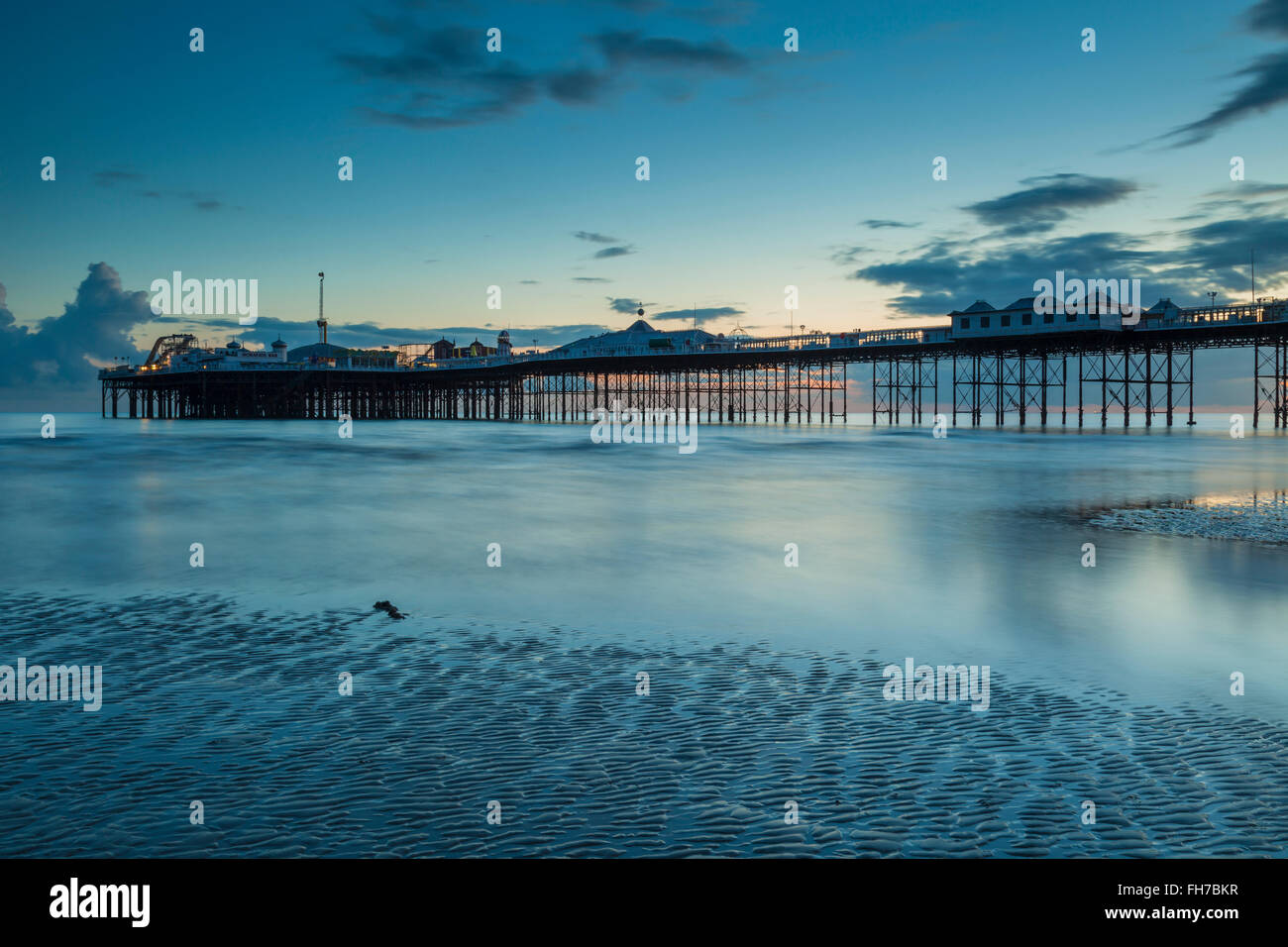 Soirée sur la plage de Brighton à marée basse, UK Photo Stock Alamy