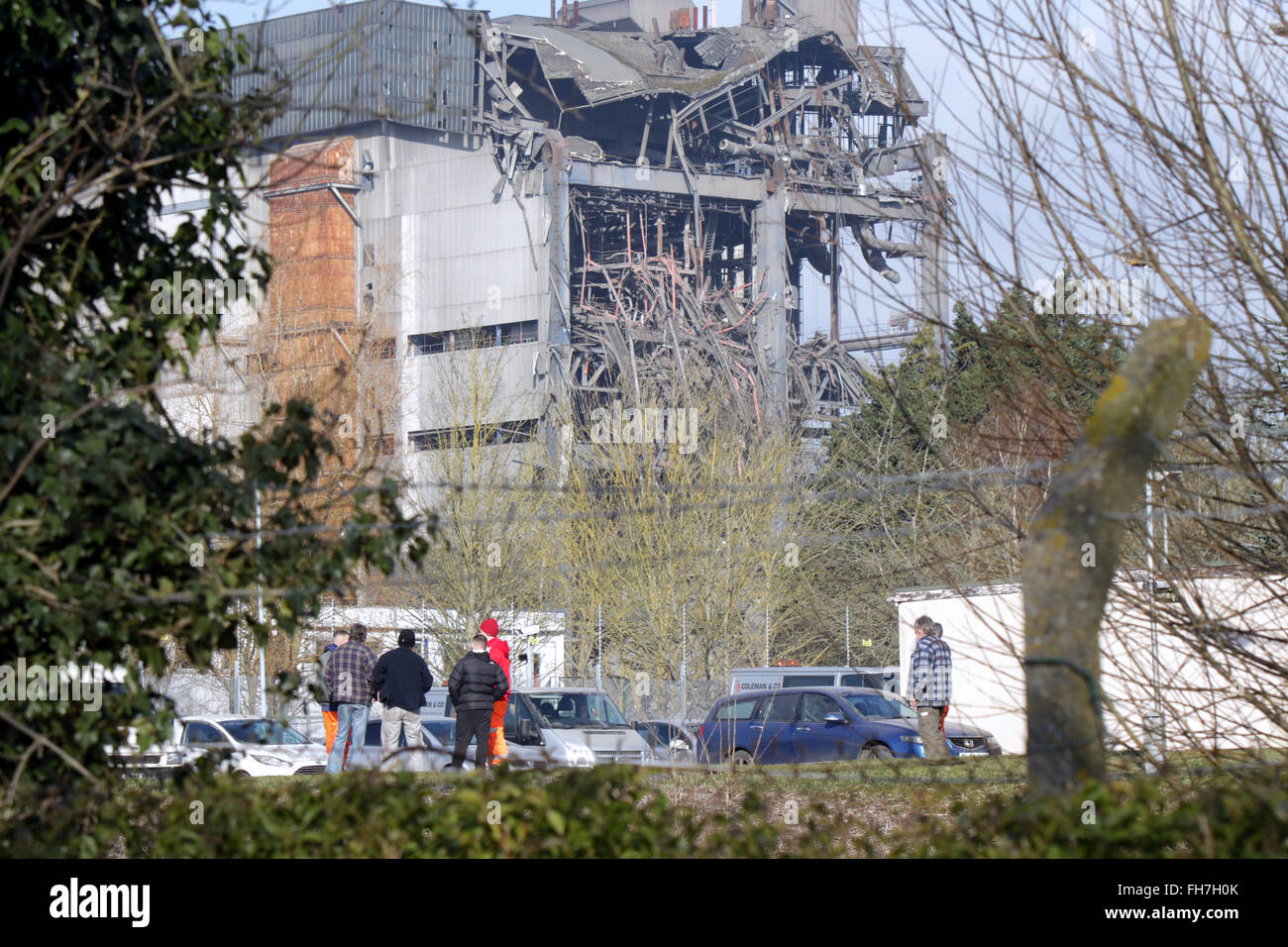 Didcot, Oxfordshire, UK. 24 Février, 2016. Les équipes de recherche et sauvetage en milieu urbain ont travaillé toute la nuit à trois hommes disparus qui ont été enterrés sous les décombres de la chaufferie de Didcot détruit une centrale électrique. Démolition d'un travailleur a été tué lorsque le bâtiment de 10 étages a cédé et cinq autres blessés. Les services d'urgence ont été brouillées pour la scène à 4,05 pm après une forte détonation a été entendue et la moitié de la chaufferie est effondré. Credit : uknip/Alamy Live News Banque D'Images