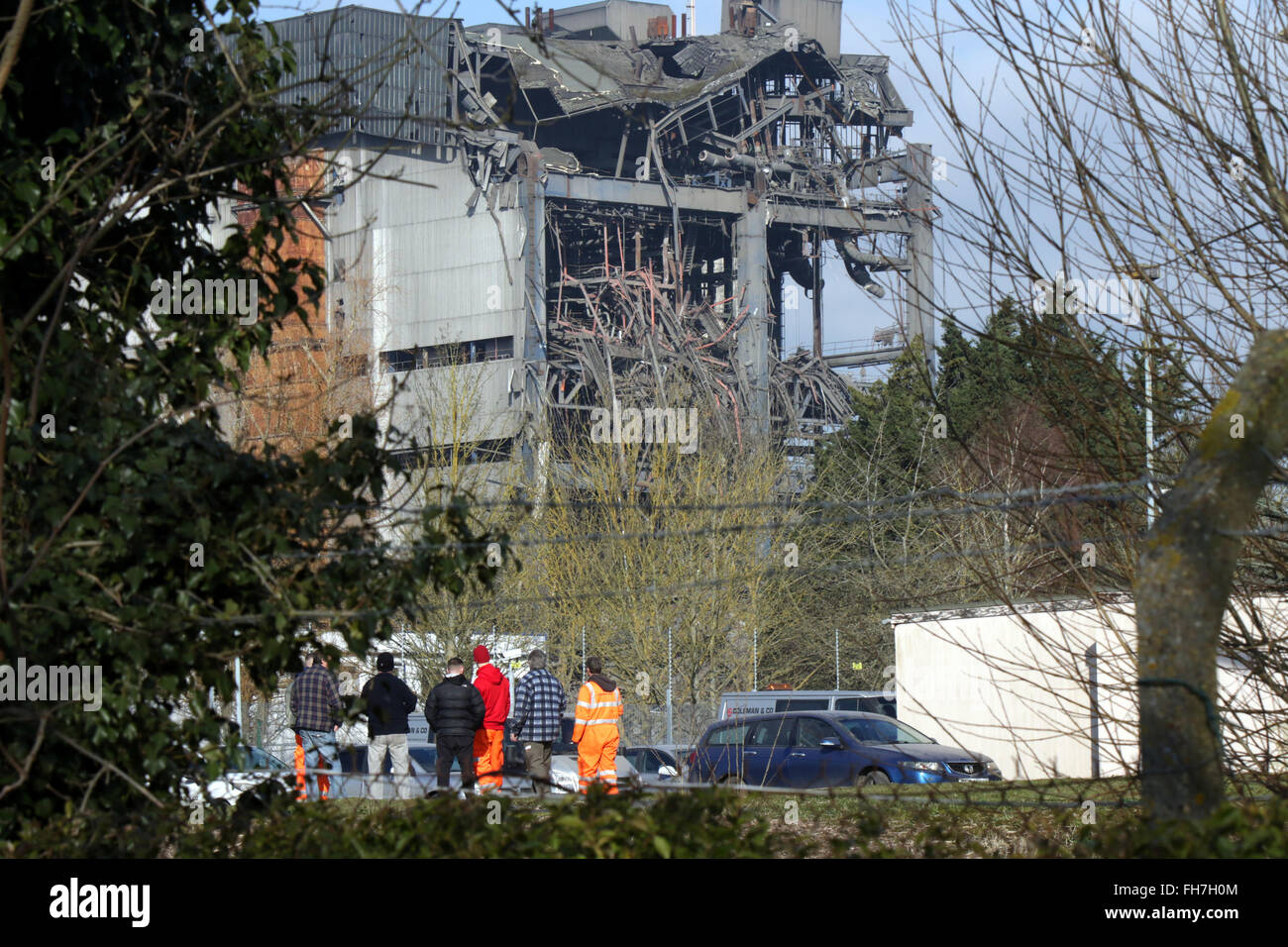Didcot, Oxfordshire, UK. 24 Février, 2016. Les équipes de recherche et sauvetage en milieu urbain ont travaillé toute la nuit à trois hommes disparus qui ont été enterrés sous les décombres de la chaufferie de Didcot détruit une centrale électrique. Démolition d'un travailleur a été tué lorsque le bâtiment de 10 étages a cédé et cinq autres blessés. Les services d'urgence ont été brouillées pour la scène à 4,05 pm après une forte détonation a été entendue et la moitié de la chaufferie est effondré. Credit : uknip/Alamy Live News Banque D'Images