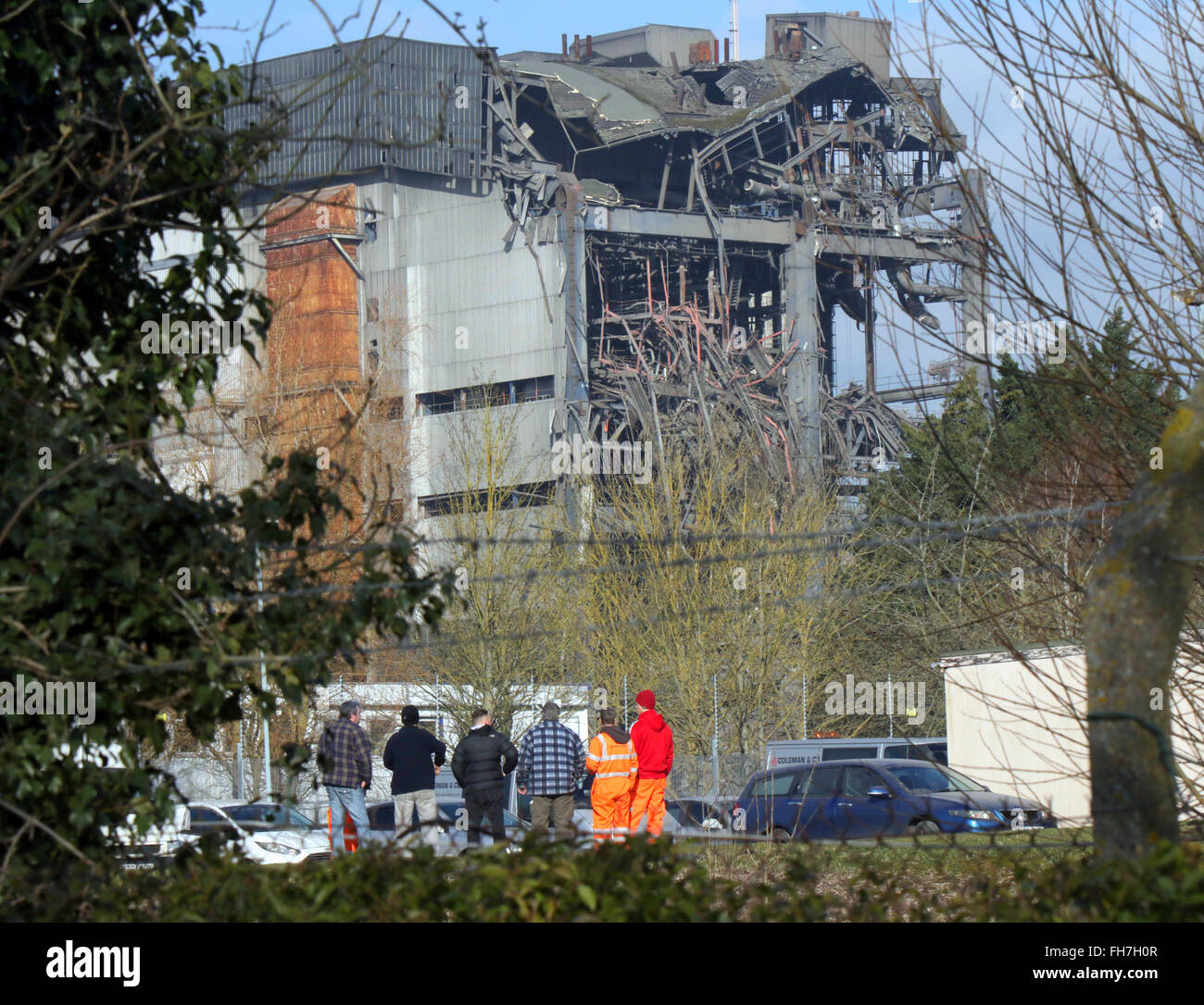 Didcot, Oxfordshire, UK. 24 Février, 2016. Les équipes de recherche et sauvetage en milieu urbain ont travaillé toute la nuit à trois hommes disparus qui ont été enterrés sous les décombres de la chaufferie de Didcot détruit une centrale électrique. Démolition d'un travailleur a été tué lorsque le bâtiment de 10 étages a cédé et cinq autres blessés. Les services d'urgence ont été brouillées pour la scène à 4,05 pm après une forte détonation a été entendue et la moitié de la chaufferie est effondré. Credit : uknip/Alamy Live News Banque D'Images