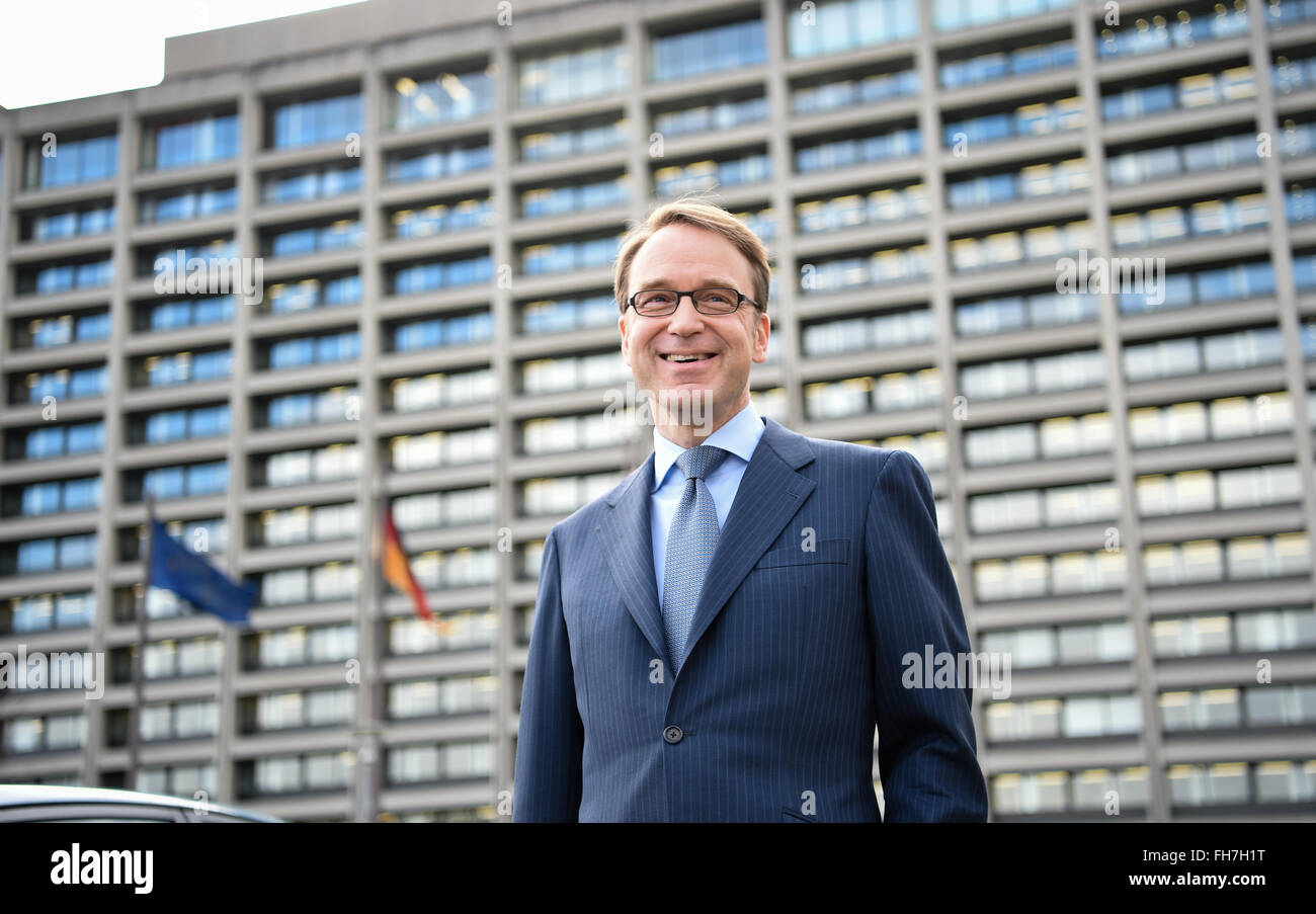 Jens Weidmann, Président de la Banque fédérale allemande, promenades à la conférence de presse du bilan de la Federal Bank guest house à Frankfurt am Main, Allemagne, 24 février 2016. La Banque fédérale allemande a annoncé des profits de 3,2 milliards d'euros en 2015, malgré les faibles taux d'intérêt. Photo : ARNE DEDERT/dpa Banque D'Images