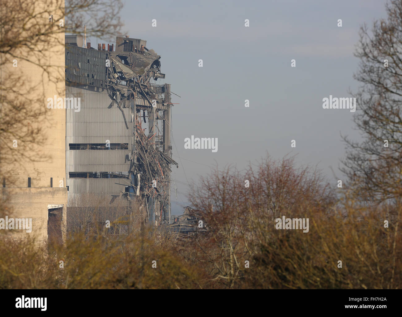 Didcot, Oxfordshire, UK. 24 Février, 2016. Les équipes de recherche et sauvetage en milieu urbain ont travaillé toute la nuit à trois hommes disparus qui ont été enterrés sous les décombres de la chaufferie de Didcot détruit une centrale électrique. Démolition d'un travailleur a été tué lorsque le bâtiment de 10 étages a cédé et cinq autres blessés. Les services d'urgence ont été brouillées pour la scène à 4,05 pm après une forte détonation a été entendue et la moitié de la chaufferie est effondré. Credit : uknip/Alamy Live News Banque D'Images