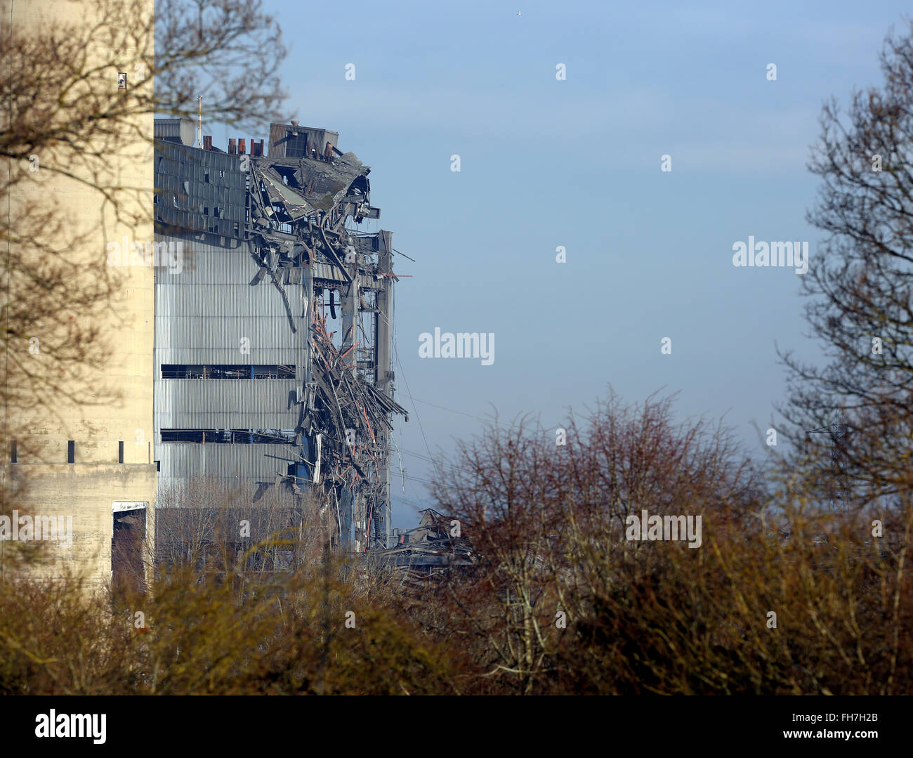 Didcot, Oxfordshire, UK. 24 Février, 2016. Les équipes de recherche et sauvetage en milieu urbain ont travaillé toute la nuit à trois hommes disparus qui ont été enterrés sous les décombres de la chaufferie de Didcot détruit une centrale électrique. Démolition d'un travailleur a été tué lorsque le bâtiment de 10 étages a cédé et cinq autres blessés. Les services d'urgence ont été brouillées pour la scène à 4,05 pm après une forte détonation a été entendue et la moitié de la chaufferie est effondré. Credit : uknip/Alamy Live News Banque D'Images
