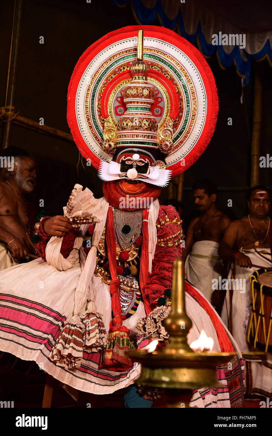 Kathakali est une danse classique indienne stylisé-drama noté pour la belle composition de personnages, des costumes élaborés, detaile Banque D'Images