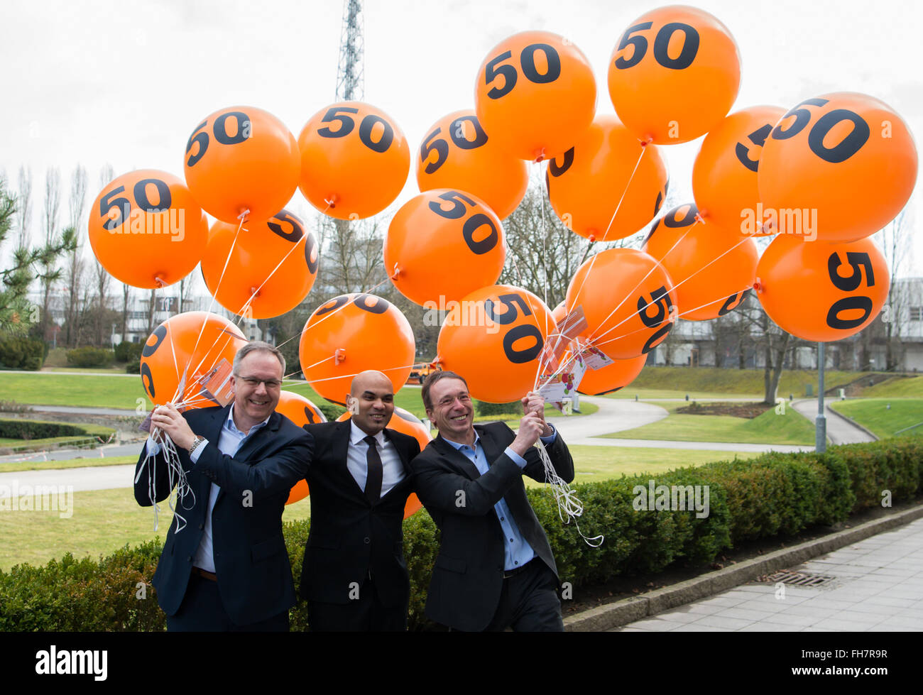 Martin Buck (R), directrice de la division des voyages et de la logistique chez le parc des expositions Messe Berlin, et David Ruetz (L), chef de l'ITB Berlin, et l'Ambassadeur des Maldives Ahmed Shian release 20 de 50 ballons avec des billets gratuits à la conférence de presse sur le 50e salon international du tourisme ITB à Berlin, Allemagne, 24 février 2016. Autour de 10 000 exposants de plus de 180 pays participeront à l'ITB, le plus grand salon du tourisme, les 12 et 13 mars 2016. Les Maldives sont le pays partenaire au salon de 2016. Photo : Bernd VON JUTRCZENKA/dpa Banque D'Images