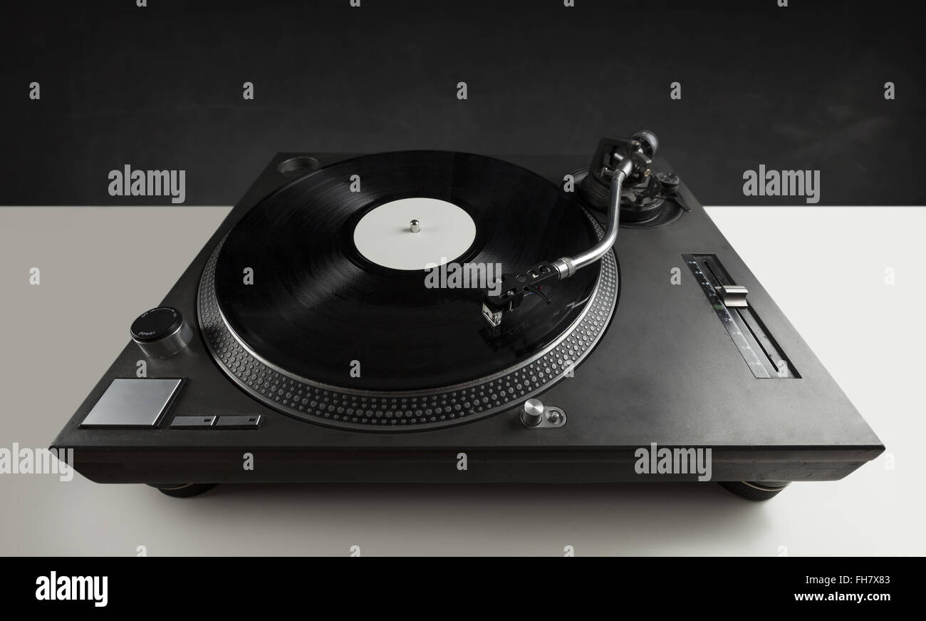 La lecture de la platine vinyle close up avec aiguille sur l'enregistrement  Photo Stock - Alamy