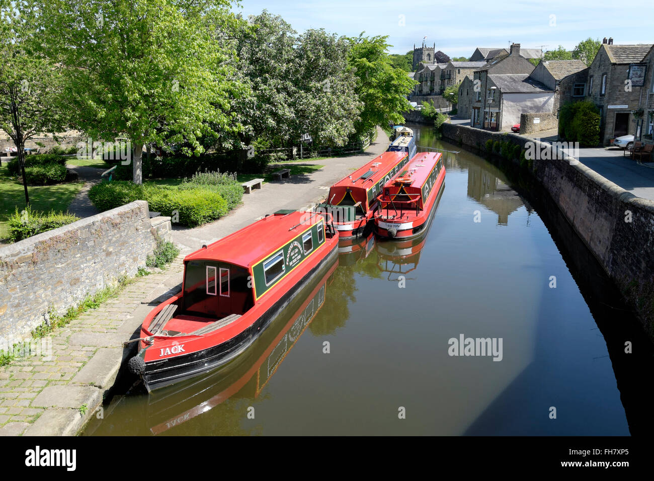 Narrowboats amarré sur les rives du canal Leeds-Liverpool, Skipton, Yorkshire, Angleterre Banque D'Images