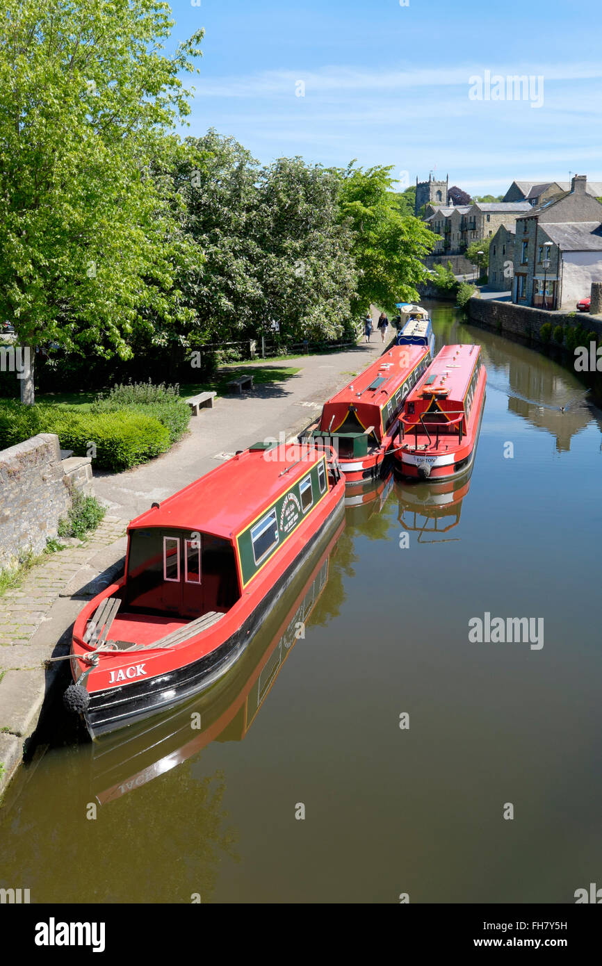 Bateaux amarrés sur l'étroit canal Leeds-Liverpool, Skipton, Yorkshire, Angleterre Banque D'Images