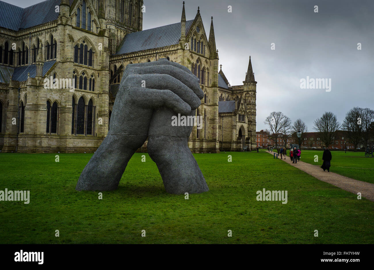 La cathédrale de Salisbury, Wiltshire, Angleterre, Royaume-Uni. Feb 2016 Le baiser par Sophie Ryder. La cathédrale de Salisbury, connu officiellement sous le nom de l'église cathédrale de la Bienheureuse Vierge Marie, est une cathédrale anglicane à Salisbury, en Angleterre, et un des principaux exemples de début de l'architecture anglaise.[1] Le corps principal de la cathédrale a été effectuée en seulement 38 ans, de 1220 à 1258. La cathédrale est le plus haut clocher d'église au Royaume-Uni (123m/404 ft). Les visiteurs peuvent prendre la 'Tour d'' où l'intérieur de la spire creuse, avec ses bois ancien échafaudage, peuvent être consultés. La cathédrale a également le grand Banque D'Images
