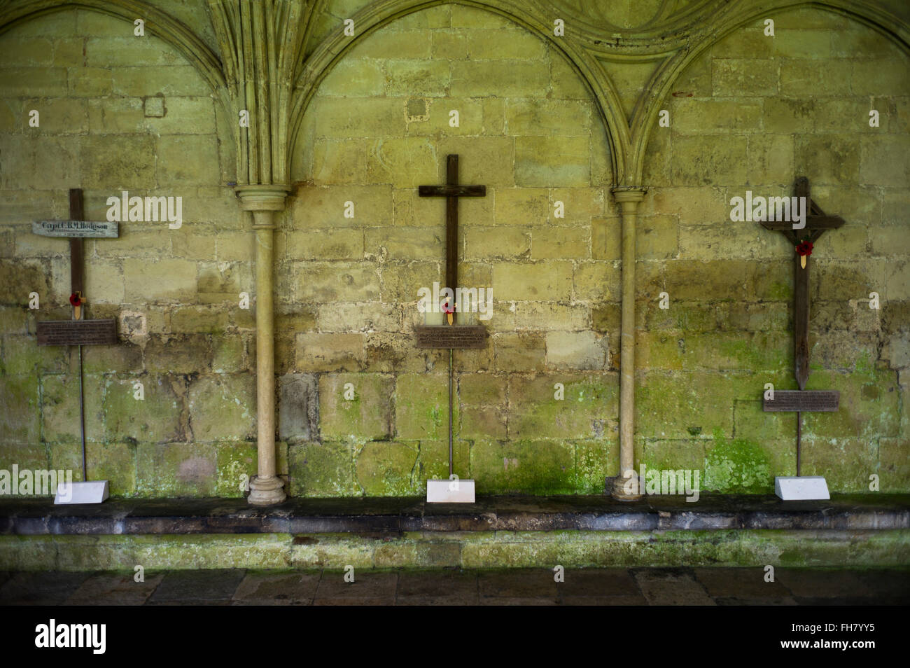 La cathédrale de Salisbury, Wiltshire, Angleterre, Royaume-Uni. Feb 2016 LA PREMIÈRE GUERRE MONDIALE dans les cloîtres crooses utilisés comme les pierres tombales avant de pierres tombales ont été utilisées. La cathédrale de Salisbury, connu officiellement sous le nom de l'église cathédrale de la Bienheureuse Vierge Marie, est une cathédrale anglicane à Salisbury, en Angleterre, et un des principaux exemples de début de l'architecture anglaise.[1] Le corps principal de la cathédrale a été effectuée en seulement 38 ans, de 1220 à 1258. La cathédrale est le plus haut clocher d'église au Royaume-Uni (123m/404 ft). Les visiteurs peuvent prendre la 'Tour d'' où l'intérieur de la spire creuse, avec ses bois ancien scaffo Banque D'Images