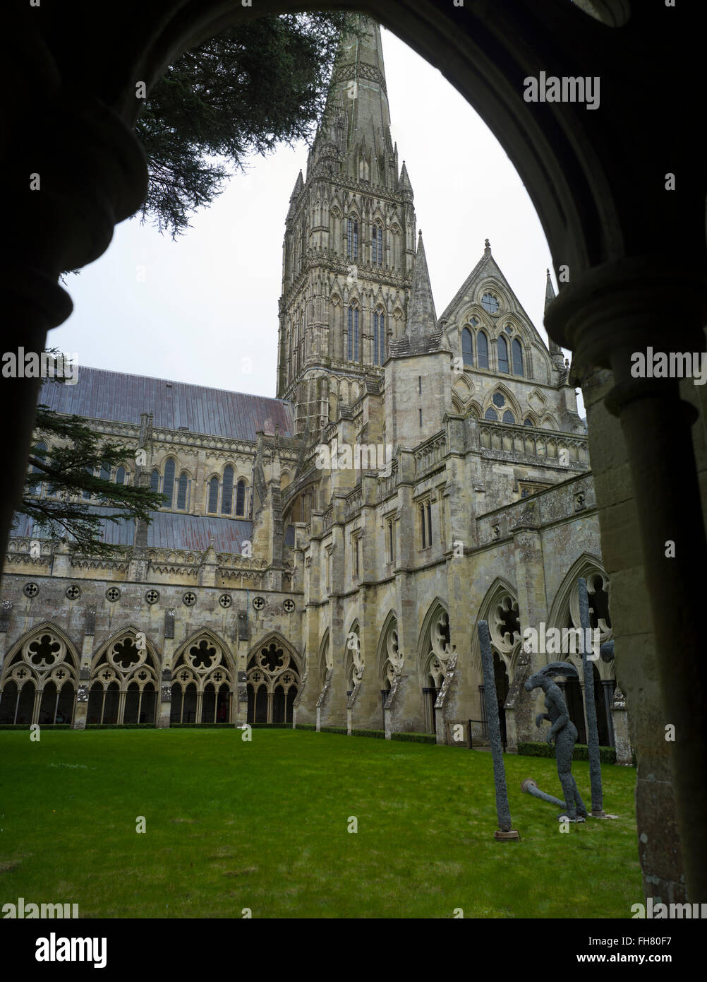 La cathédrale de Salisbury, Wiltshire, Angleterre, Royaume-Uni. Feb 2016 La cathédrale de Salisbury, connu officiellement sous le nom de l'église cathédrale de la Bienheureuse Vierge Marie, est une cathédrale anglicane à Salisbury, en Angleterre, et un des principaux exemples de début de l'architecture anglaise.[1] Le corps principal de la cathédrale a été effectuée en seulement 38 ans, de 1220 à 1258. La cathédrale est le plus haut clocher d'église au Royaume-Uni (123m/404 ft). Les visiteurs peuvent prendre la 'Tour d'' où l'intérieur de la spire creuse, avec ses bois ancien échafaudage, peuvent être consultés. La cathédrale a également le plus grand cloître et les grandes Banque D'Images