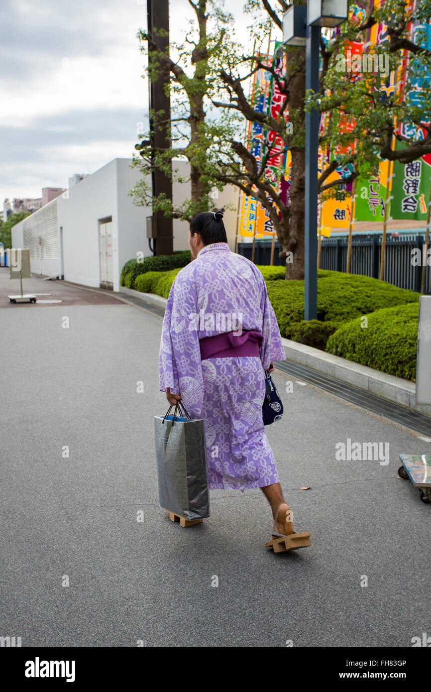 Un lutteur sujo en costume traditionnel arrive à l'Ryogoku Kokugikan Banque D'Images