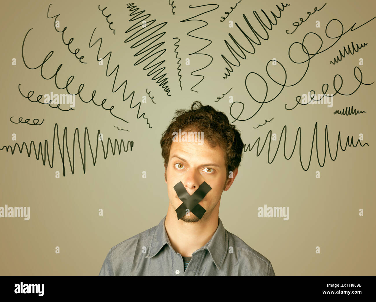 Jeune homme avec la bouche et lignes bouclés collés Banque D'Images