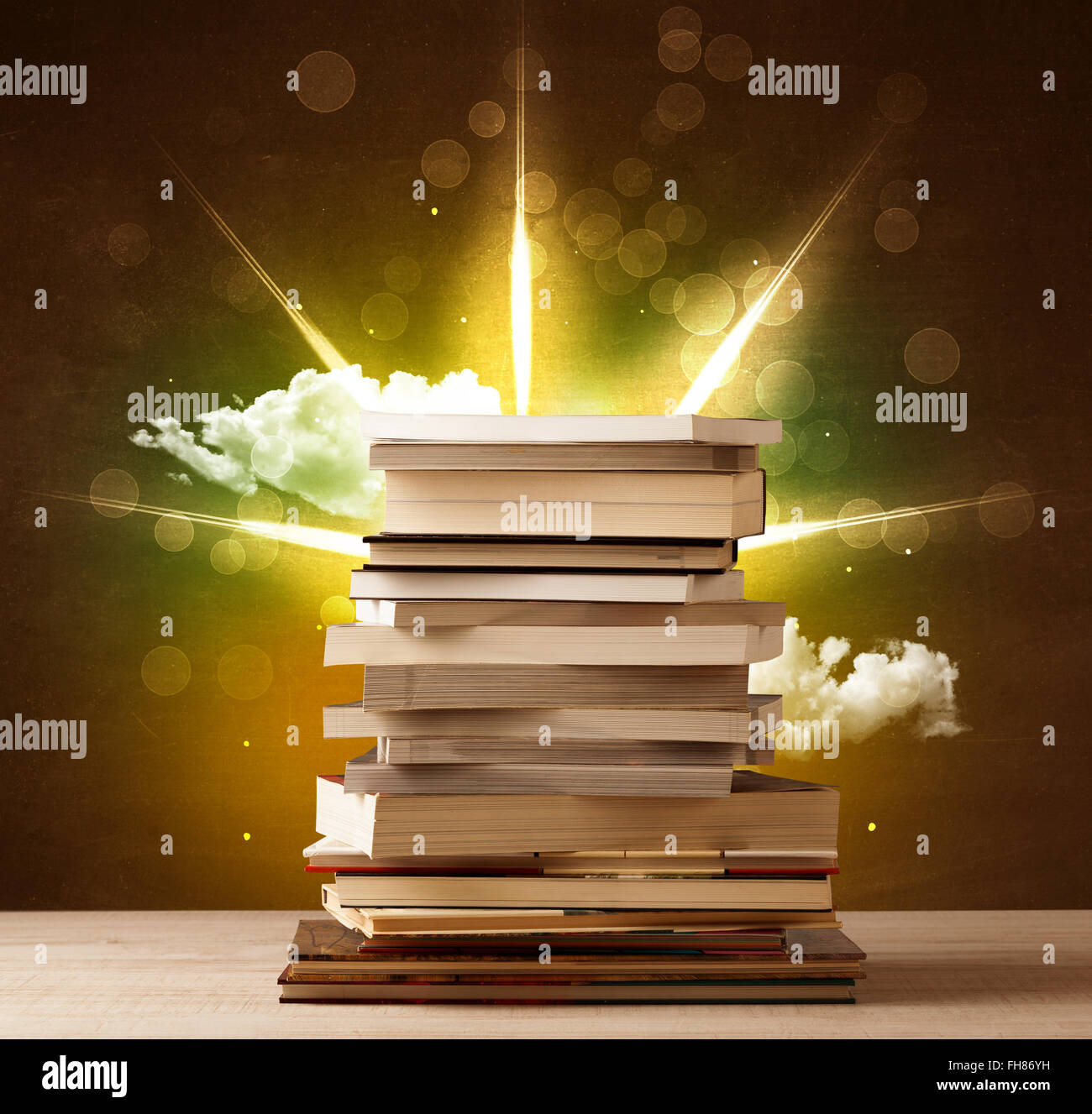 Livres magiques avec Ray de lumières magiques et nuages colorés Banque D'Images