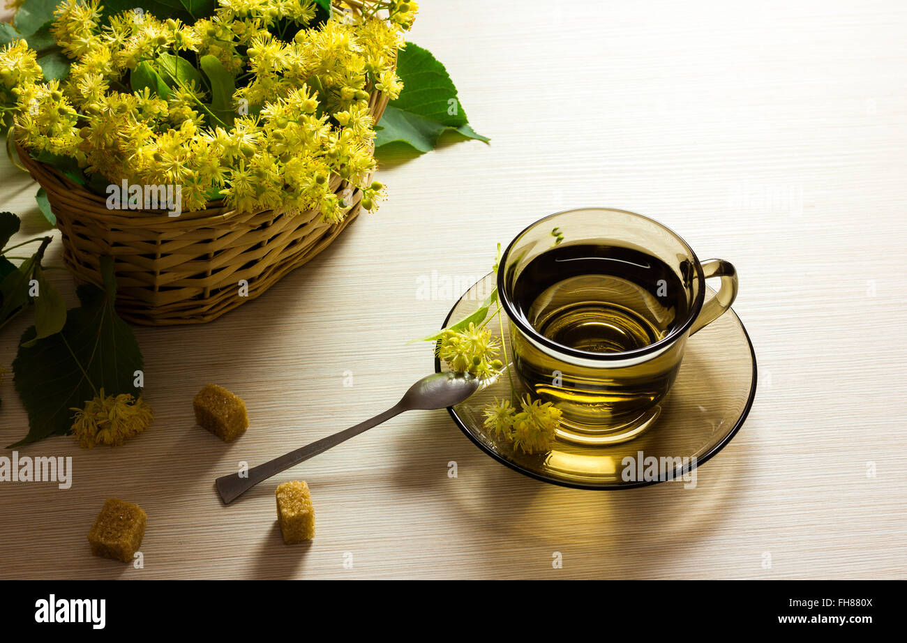 Tasse de thé de tilleul et de fleurs de tilleul avec panier tressé Banque D'Images