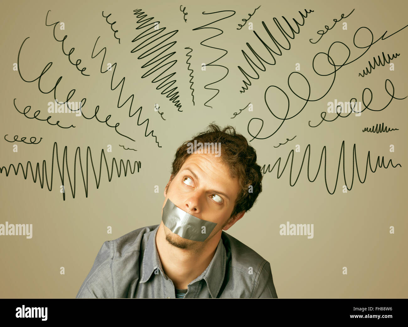 Jeune homme avec la bouche et lignes bouclés collés Banque D'Images