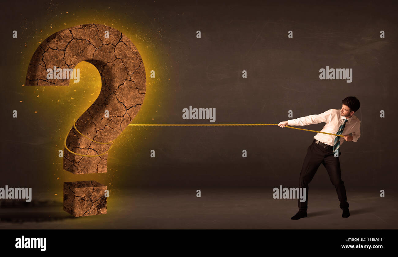 L'homme d'affaires en tirant une grosse pierre d'interrogation solide Banque D'Images