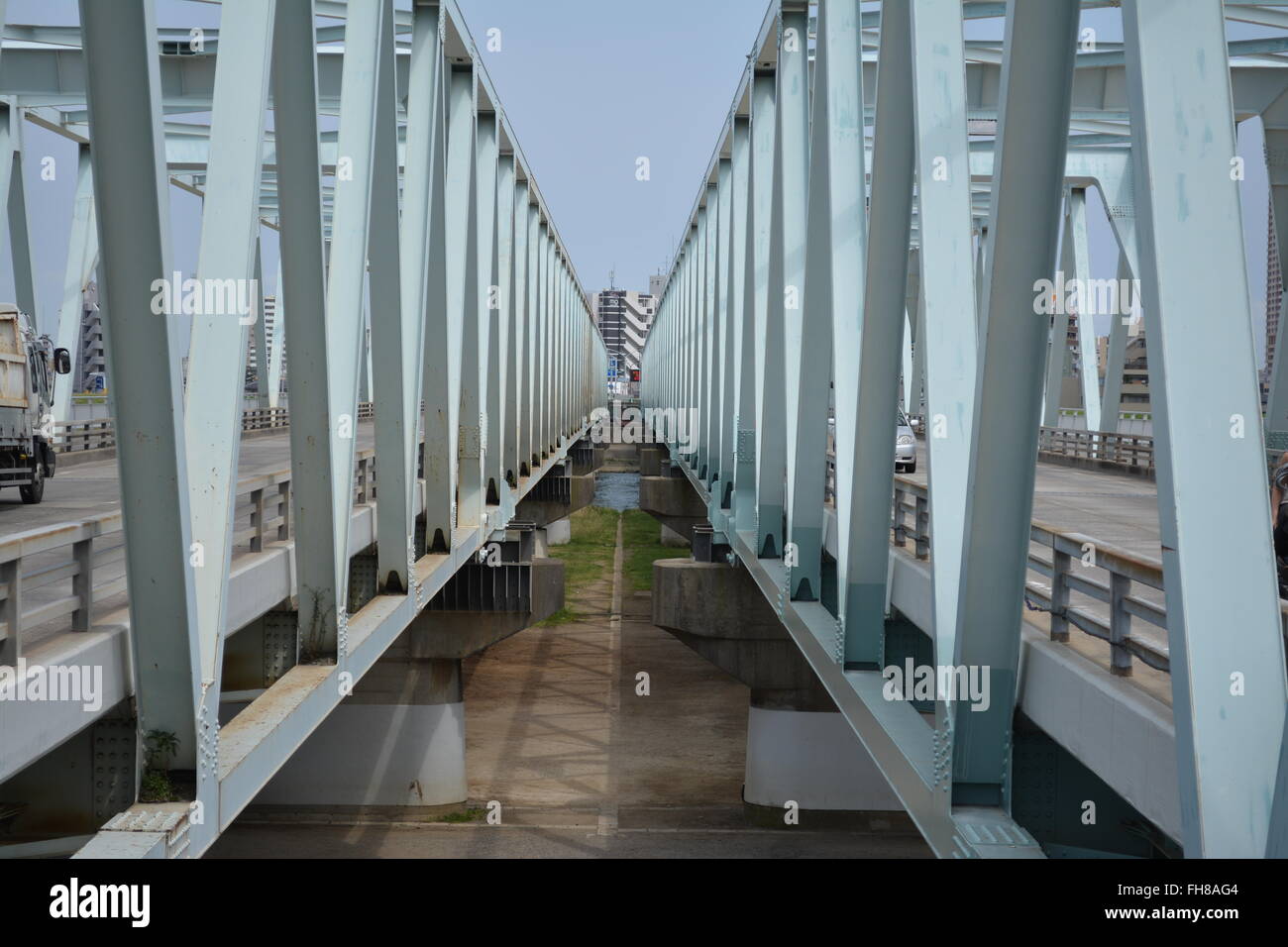 Photo prise entre deux ponts à poutres Edogawa par migib au Japon Banque D'Images
