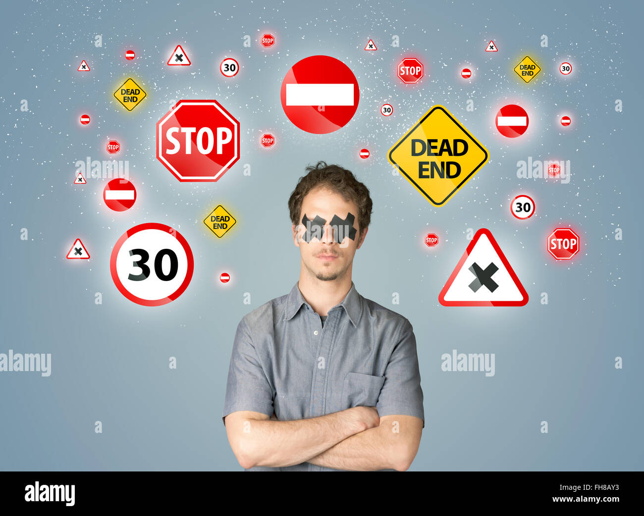 Jeune homme avec des yeux collés et les feux de circulation Banque D'Images