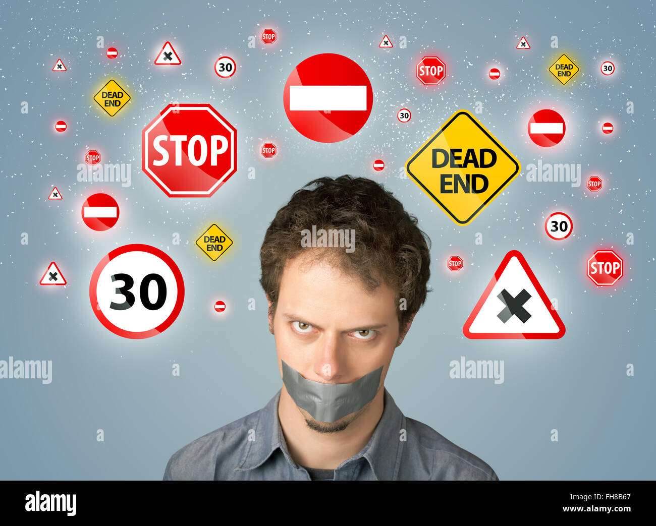 Jeune homme avec la bouche ou collés et les feux de circulation Banque D'Images