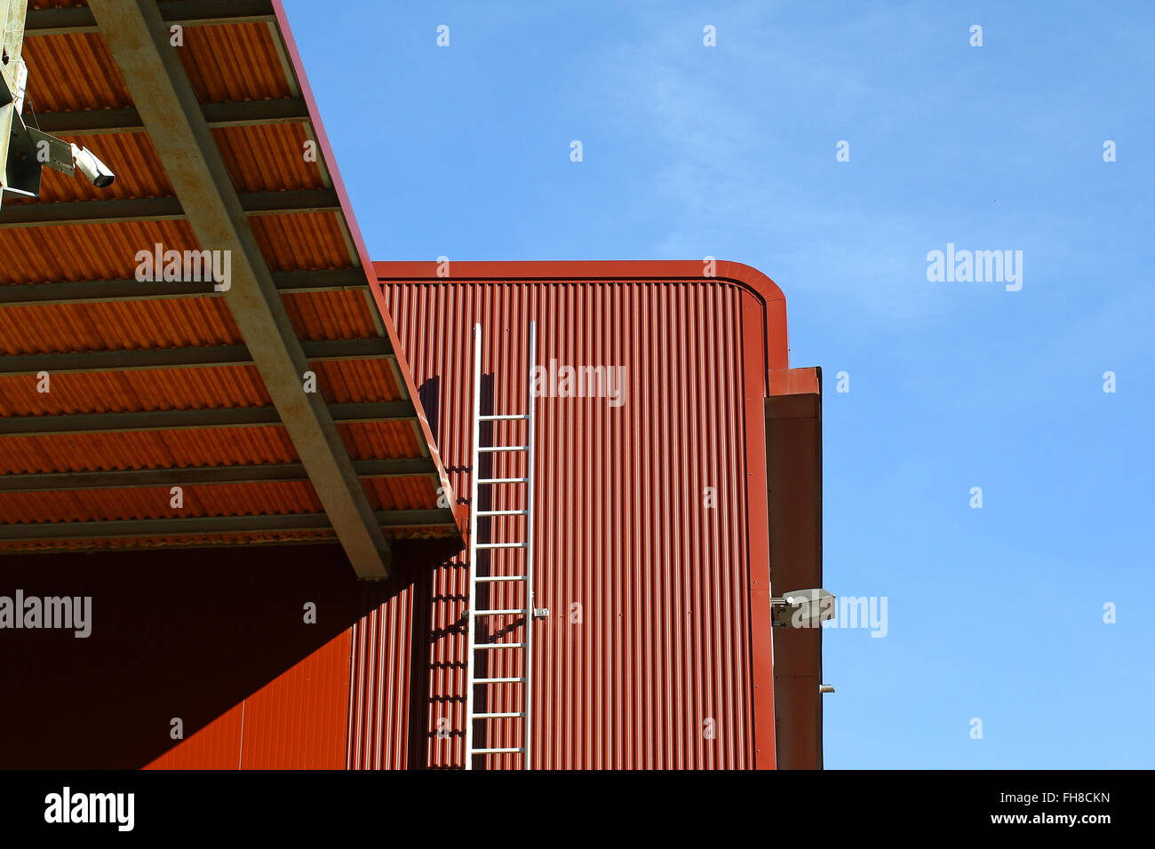 Détails des panneaux de façade en aluminium sur un dépôt commercial Banque D'Images