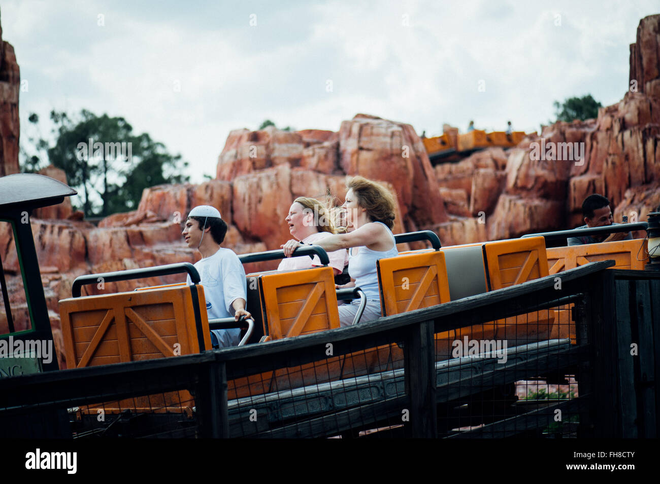 Les jeunes adultes de s'amuser au parc d'attractions de Disney World, Orlando, Floride - Etats-Unis Banque D'Images