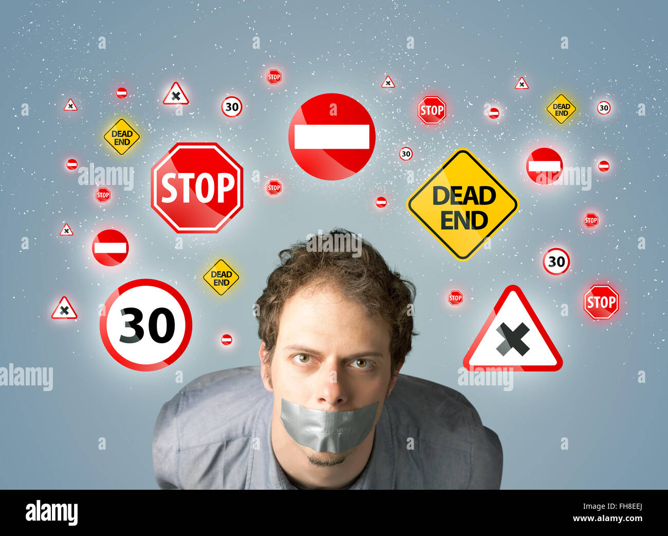 Jeune homme avec la bouche ou collés et les feux de circulation Banque D'Images