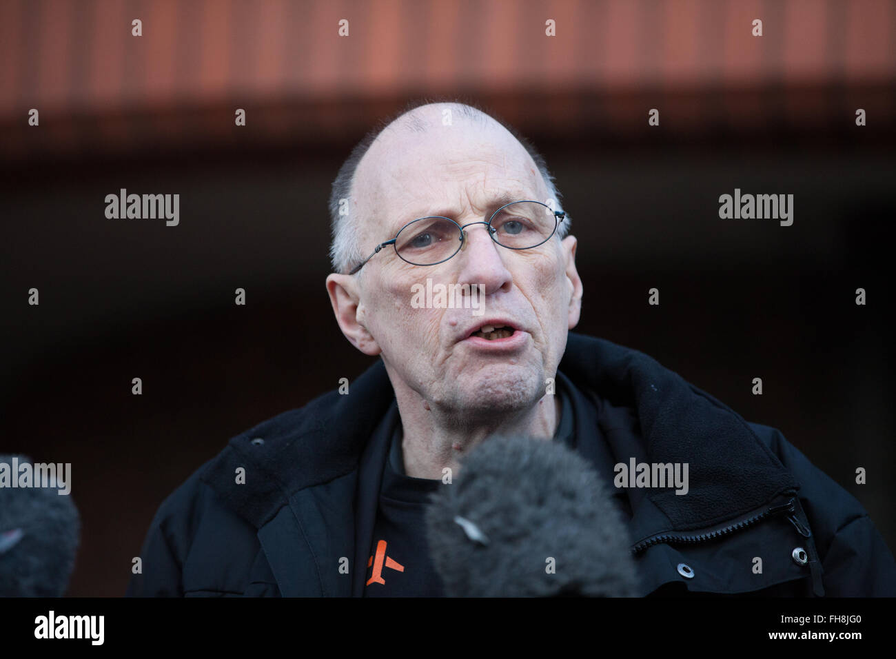 Londres, Royaume-Uni. 24 Février, 2016. John Stewart, président de HACAN (Heathrow Association pour la lutte contre le bruit des avions) adresses climat montrant des militants de Solidarité avec les 13 militants stupide avion étant condamné à Willesden Magistrates Court. Credit : Mark Kerrison/Alamy Live News Banque D'Images