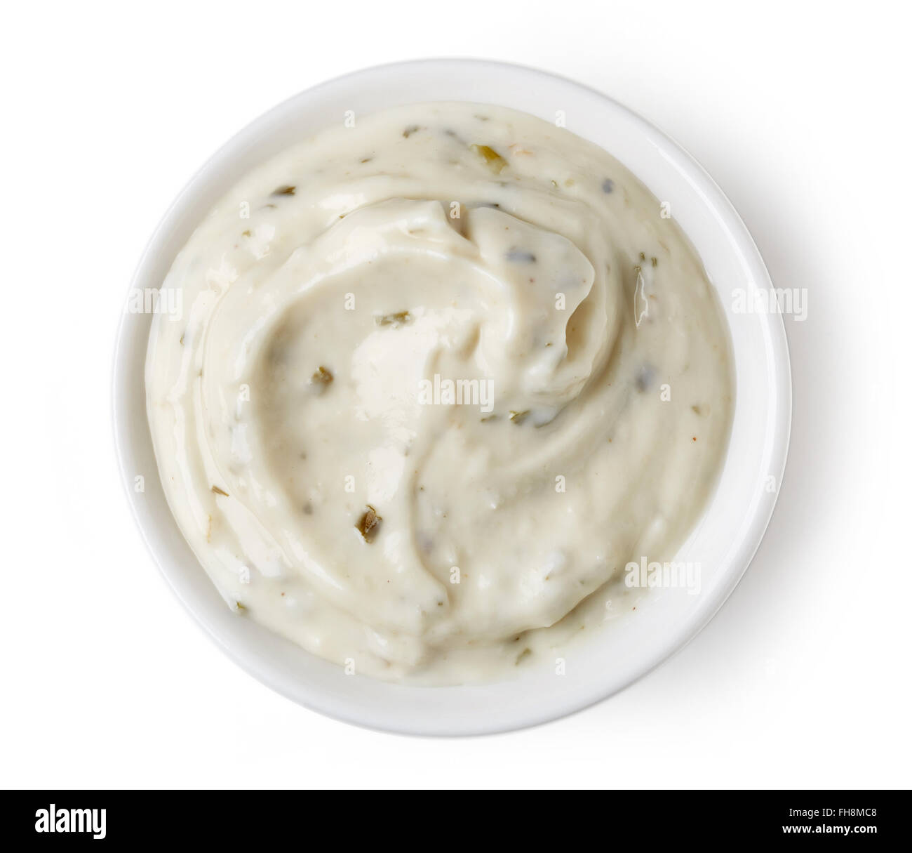L'ail ou de concombre sauce dip à plat rond isolé sur fond blanc, vue du dessus Banque D'Images