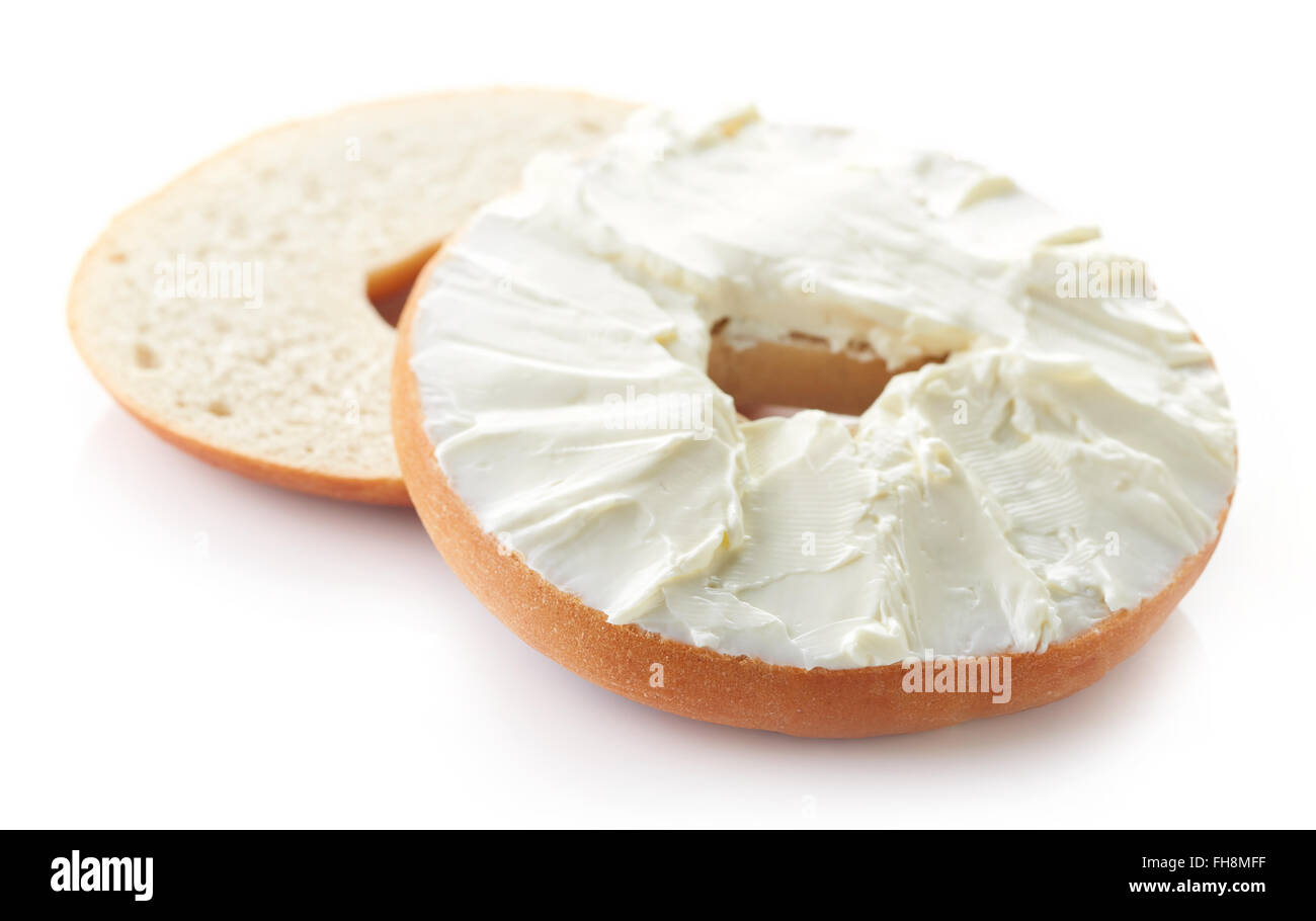 Bagel au fromage à la crème isolé sur fond blanc Banque D'Images