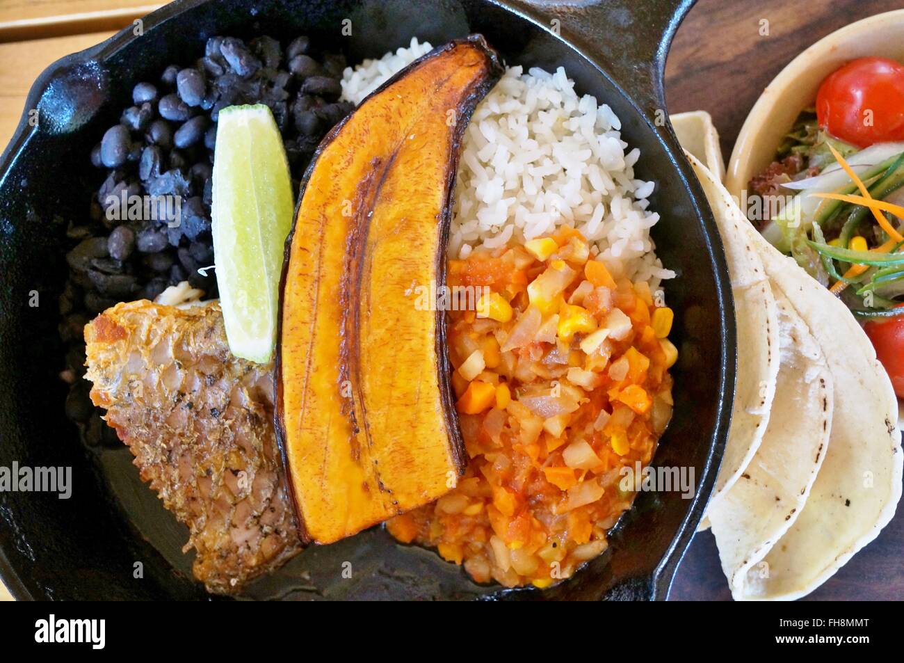 Repas traditionnel du Costa Rica Casado avec du riz, des haricots et de plantains Banque D'Images