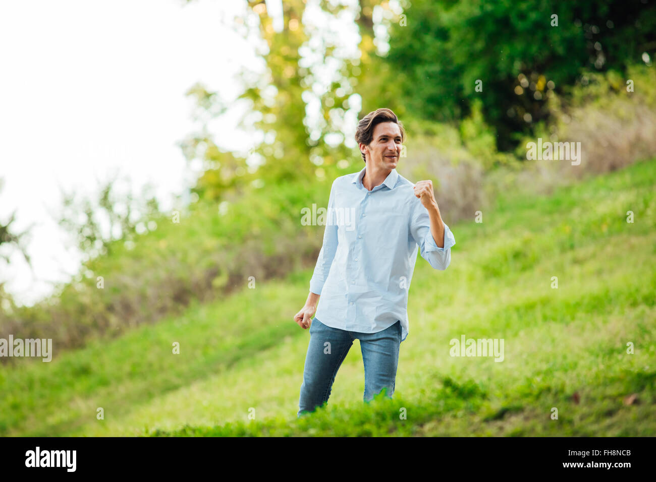 Heureux homme celebreting adultes à bras ouverts à l'extérieur dans la nature Banque D'Images