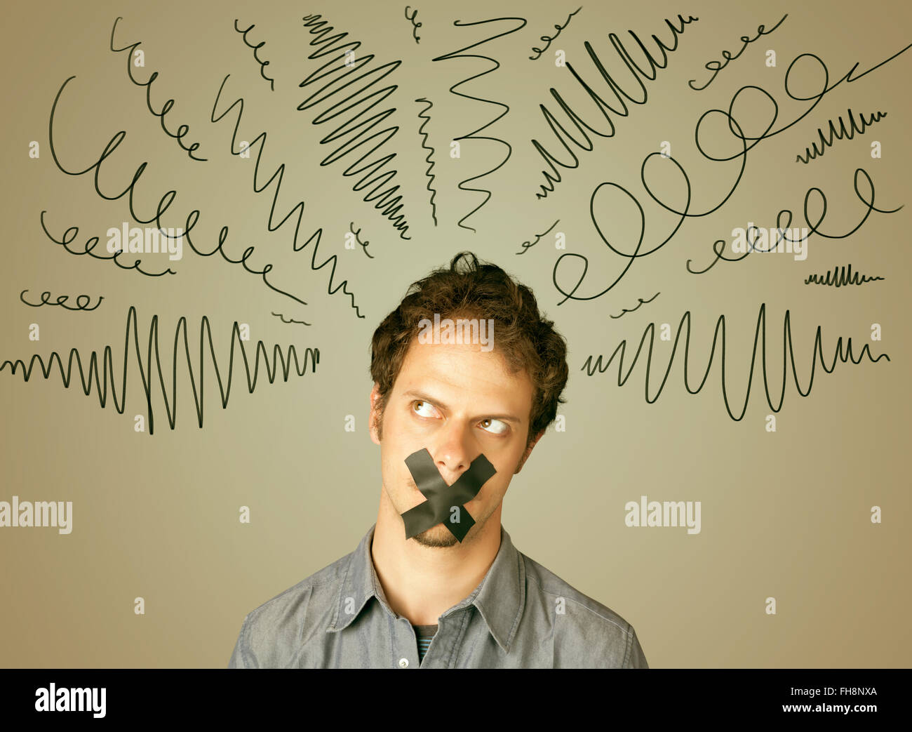 Jeune homme avec la bouche et lignes bouclés collés Banque D'Images