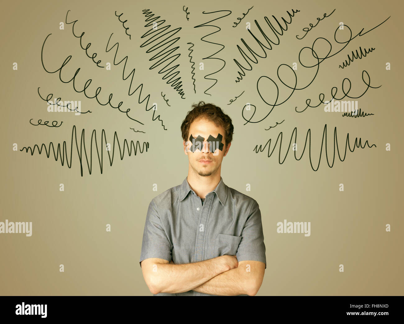 Jeune homme avec des yeux collés et lignes bouclés Banque D'Images